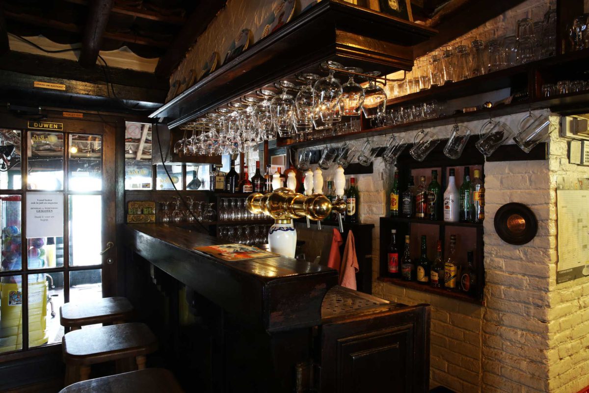 Van den vos Reynaert, Elmare, fietsroutes, huwelijken, Kiara Haegeman, krekengebied, oudemanskreek, Paling, palingrestaurant De Roste Muis, Peter Haegeman, recepties, roste muis, sfeerkroeg, tea-room, vakantiewoning De Heilige Rita, web: beeldconnectie / DNA Reportages