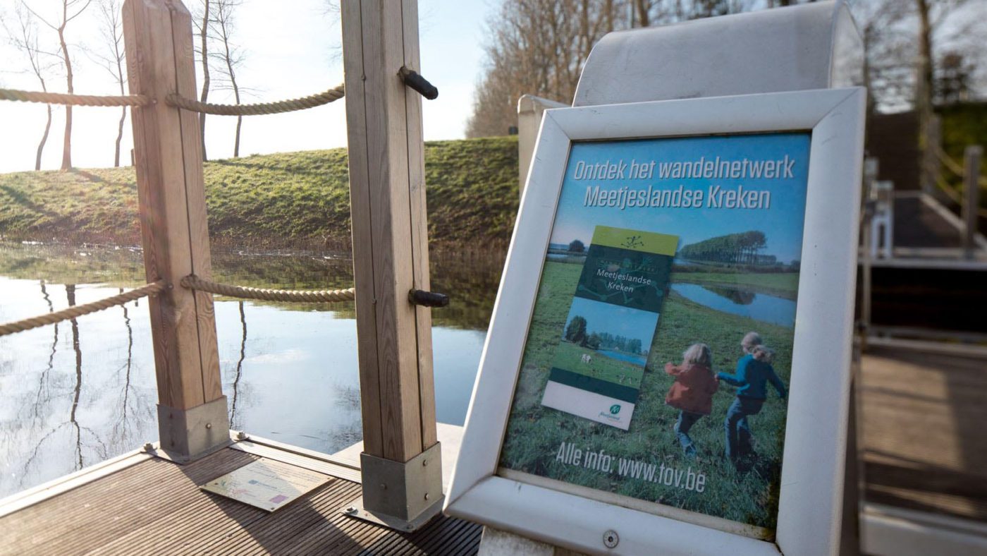 Sfeerfoto’s van de polderlandschappen rond Sint-Laureins en Sint-Margriete in het Meetjesland. Gemaakt in de omgeving van het vakantieverblijf de Heilige Rita. Het vakantiehuis is genoemd naar de patrones van de hopeloze gevallen, geliefd en bekend bij iedereen die kracht zoekt en inspiratie vindt in haar levensverhaal. De vakantiewoning is gelegen tegenover de kerk van het dorp Waterland-Oudeman. Vlakbij bevindt zich het restaurant de Roste Muis. foto: Désiré Naessens.
