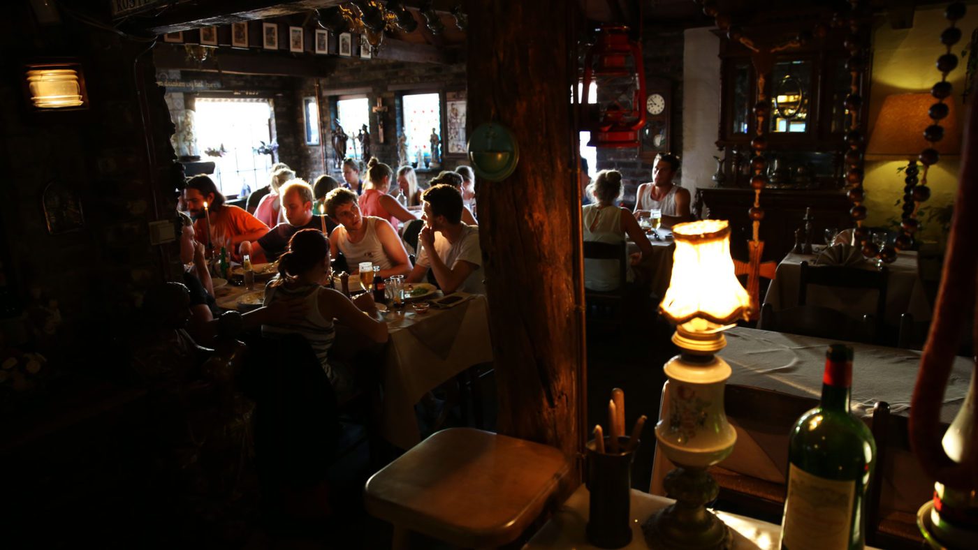 Van den vos Reynaert, Elmare, fietsroutes, huwelijken, Kiara Haegeman, krekengebied, oudemanskreek, Paling, palingrestaurant De Roste Muis, Peter Haegeman, recepties, roste muis, sfeerkroeg, tea-room, vakantiewoning De Heilige Rita, web: beeldconnectie / DNA Reportages